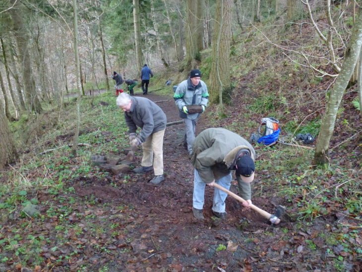 Volunteers Building crossdrains ©Laura Preston