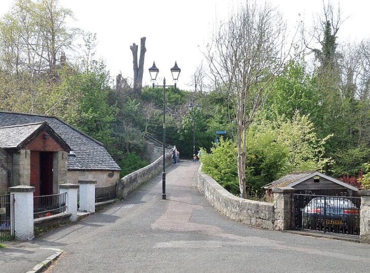 Snuff Mill Bridge over the White Cart in Glasgow © Rosser1954