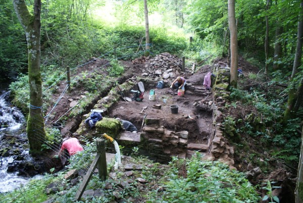 volunteers hard at work at the sawmill excavation site (photo: Kenneth Fawell)